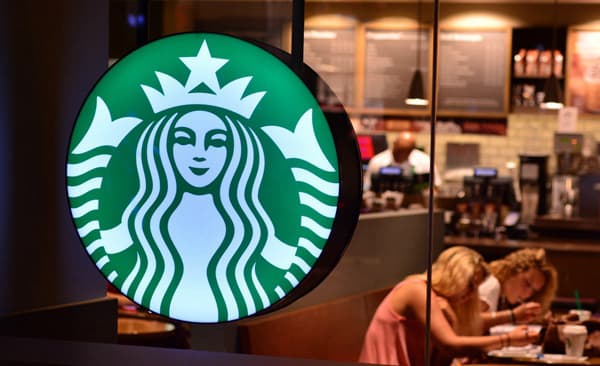 スターバックス、ドライブスルーにAI導入検討　注文の正確性と効率向上へ